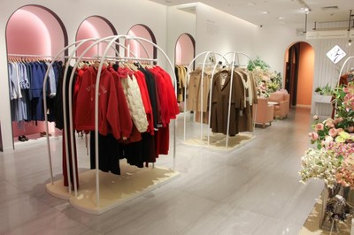 经营37°生活美学品牌女装的要点与装饰挂牌策略